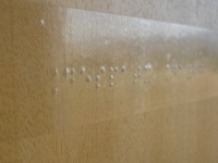 adhesiu braille a un desptax de l'edifici jovellanos