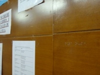 adhesiu braille a una aula de l'edifici guillem cifre